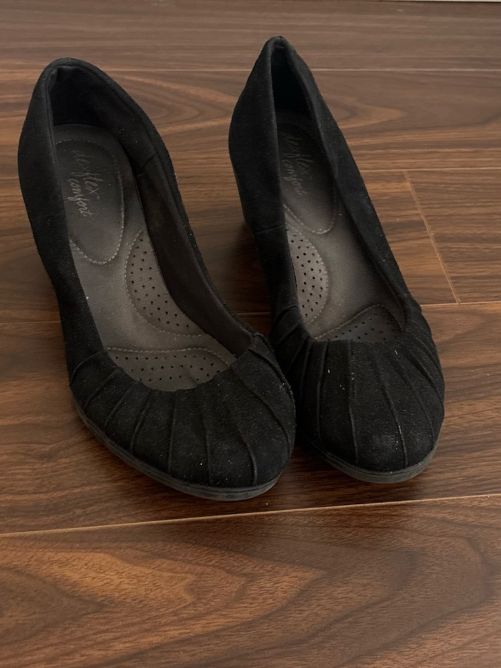 dexflex comfort Black Suede Women's Low Heel Pumps